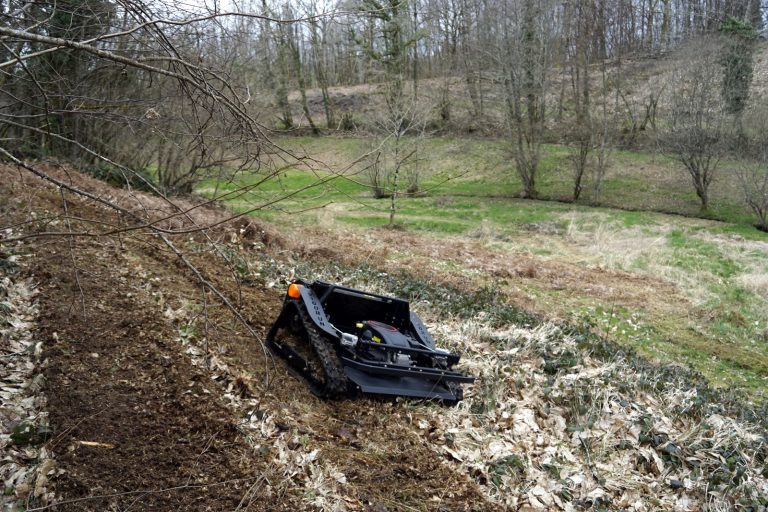 Vigorun wireless radio control tracked weed reaper for sale