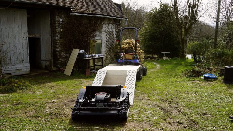 remote control caterpillar grass cutter machine made by Vigorun Tech