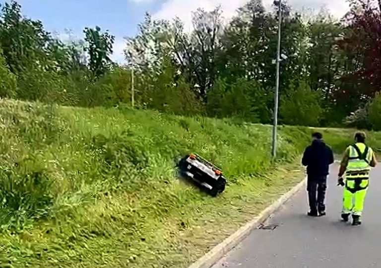 wireless radio control track weed mower made by Vigorun Tech