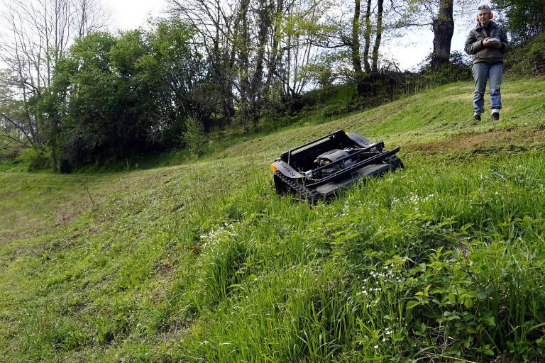 wireless radio control tracked lawn trimmer made by Vigorun Tech