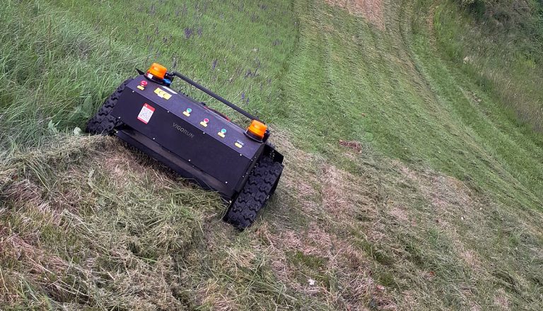 wireless crawler cutting grass machine made by Vigorun Tech