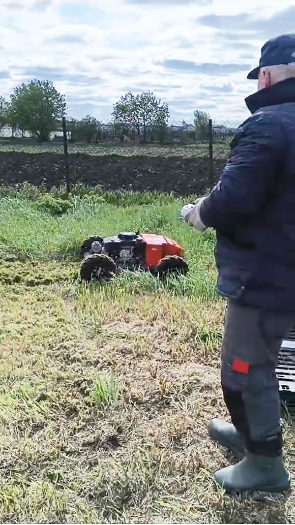 cordless tracked grass cutting machine made by Vigorun Tech