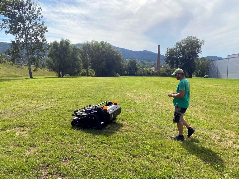 cordless crawler tank lawnmower made by Vigorun Tech