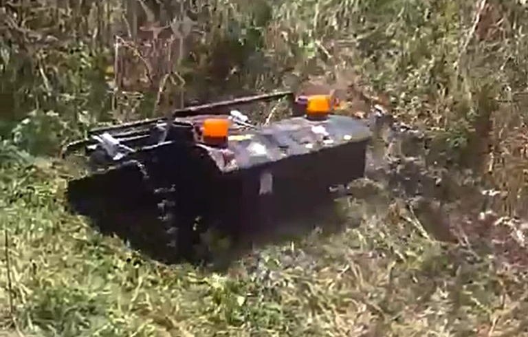 wireless crawler cutting grass machine made by Vigorun Tech